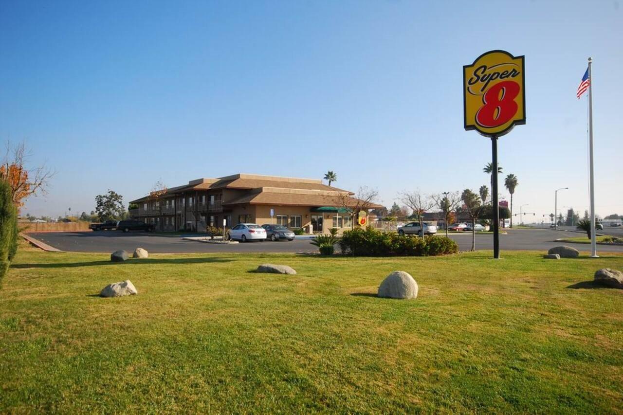 Super 8 By Wyndham Lindsay Olive Tree Hotel Exterior photo